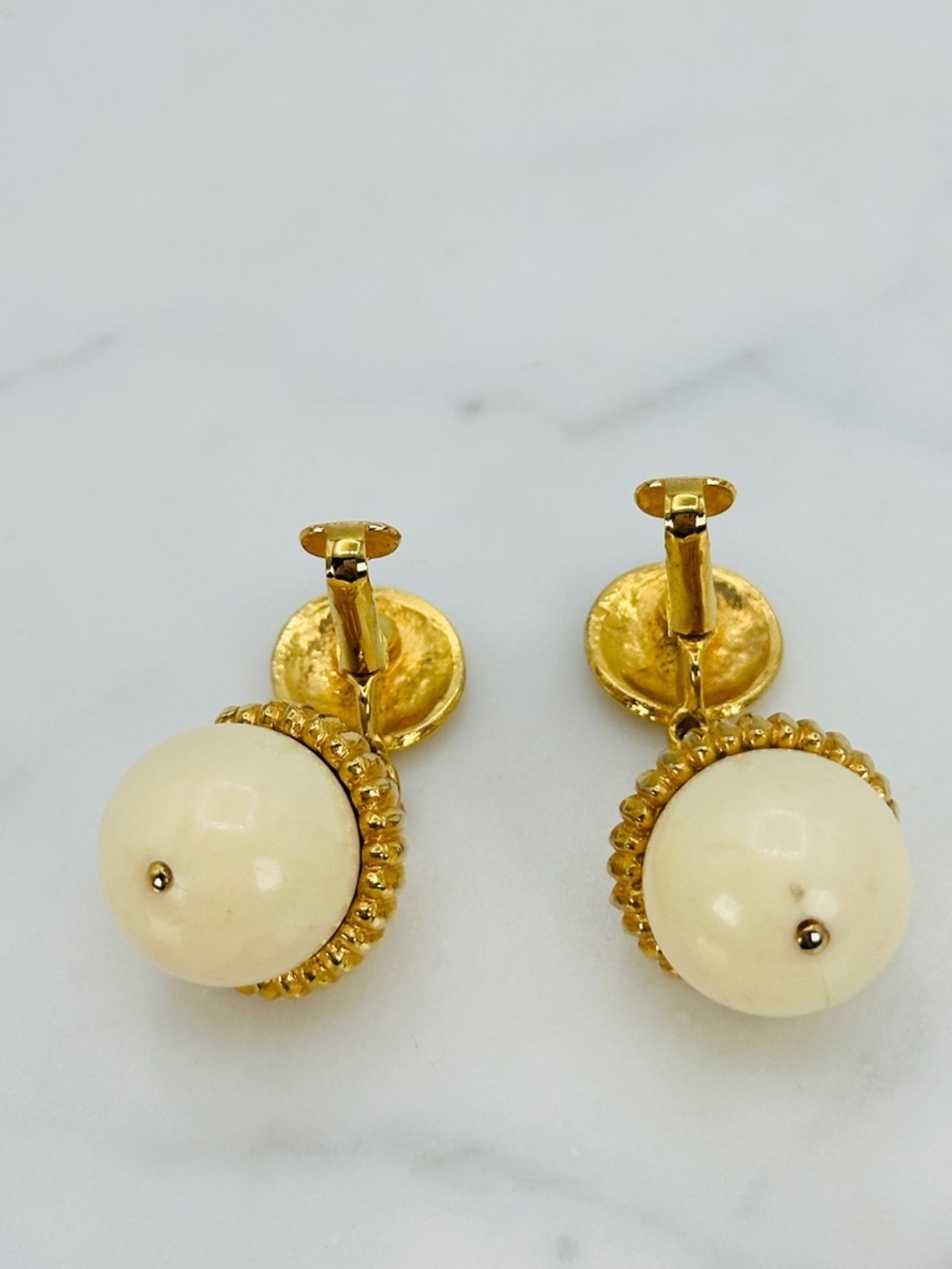 Vintage Cream and Gold Drop Clip On Earrings Hammered Disc with Ribbed Acorn Top - Picture 6 of 10